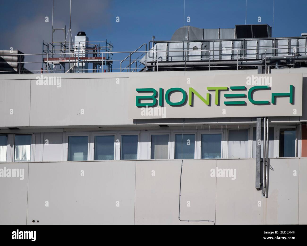 Marburg, Allemagne. 14 février 2021. L'usine de production de Biontech à Marburg. C'est là que la société basée à Mayence produit son vaccin contre le coronavirus, recherché dans le monde entier. Crédit : Boris Roessler/dpa/Alay Live News Banque D'Images