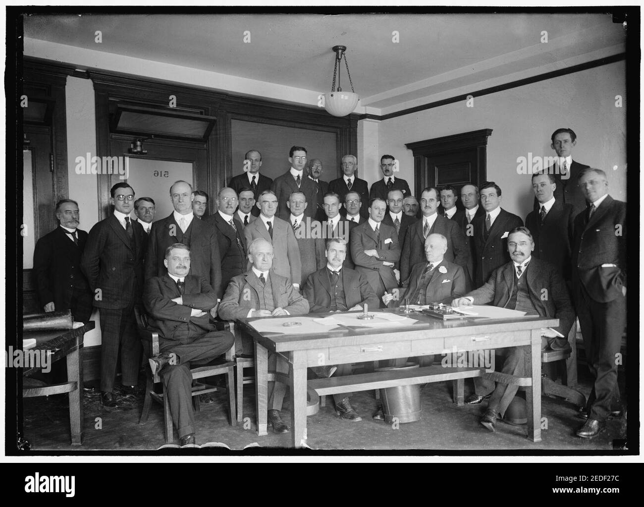 NAT. COMMUNICATION CONSULTATIVE POUR L'AÉRONAUTIQUE. RÉUNION DE L'EXEC. COMITÉ AVEC LES CONSTRUCTEURS D'AVIONS ASSN., TENU À MUNSEY BLDG. ASSIS - DR. S. O. STRATTON ; DR. JOS. S. AMES; AMIRAL D.W. TAYLOR ; Banque D'Images