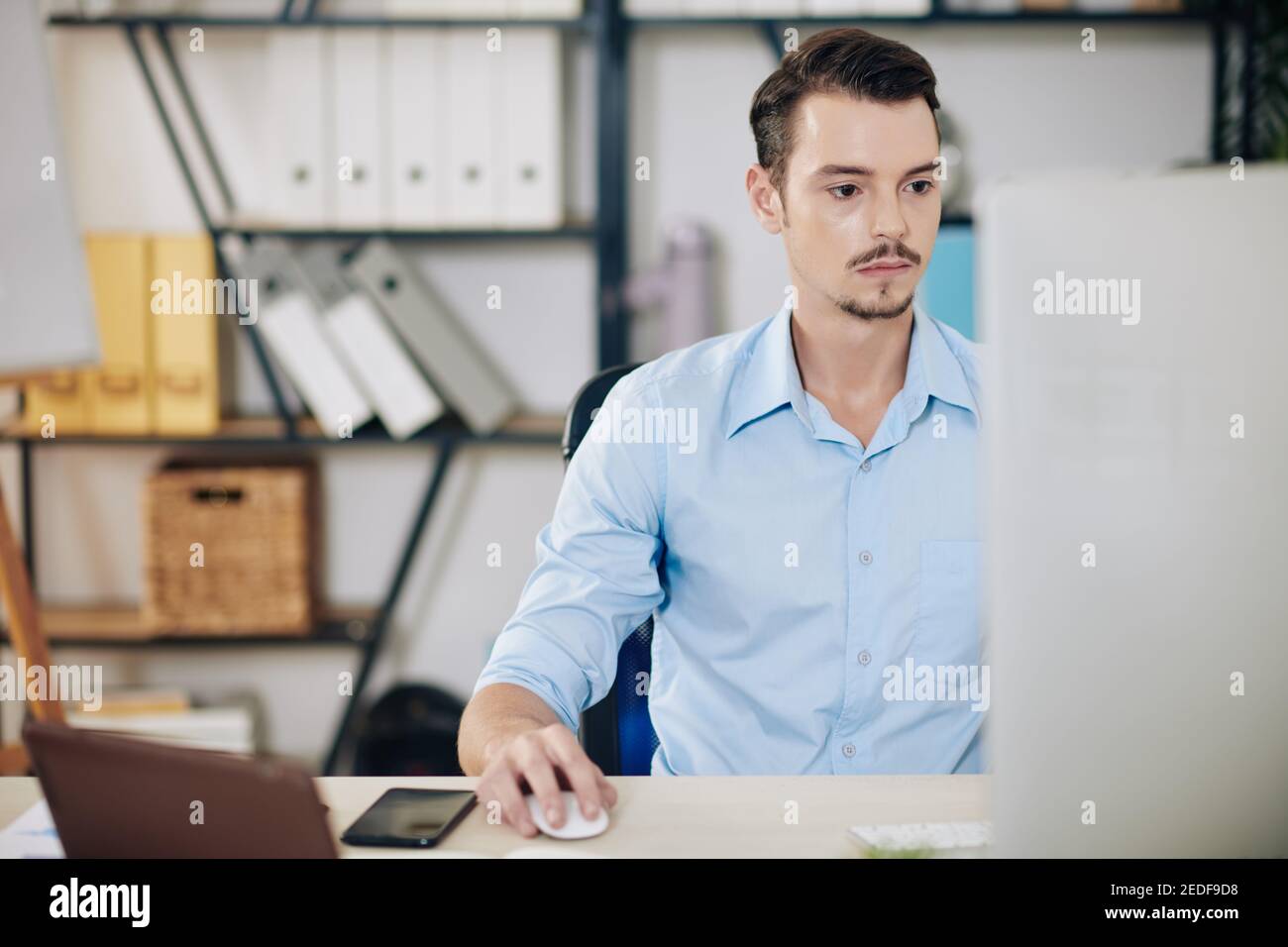 L'homme d'affaires s'est concentré sur le travail Banque D'Images
