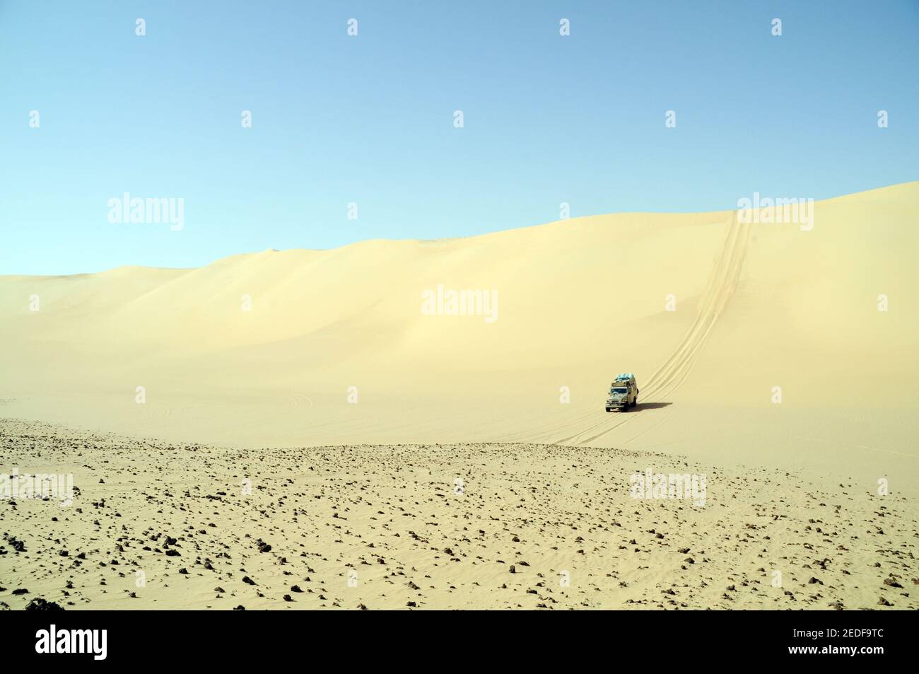 Un désert safari Land cruiser 4x4 Jeep écussons une dune de sable géant dans la grande mer de sable du désert occidental, Sahara Égyptien, l'Egypte. Banque D'Images