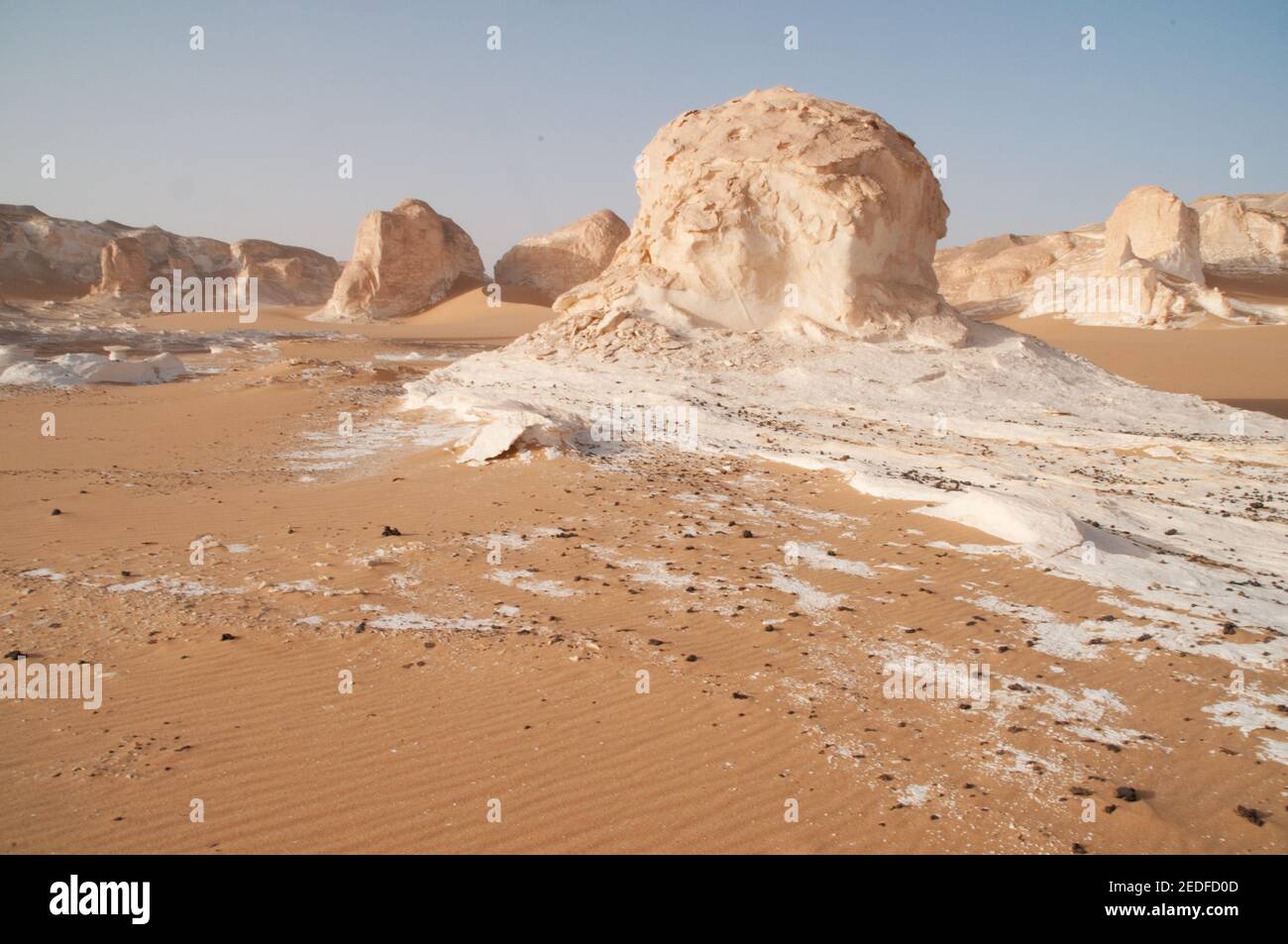 Formations rocheuses de craie blanche et inselbergs mélangés avec du sable dans le parc national du désert blanc, dans la crise de Farfara, région du Sahara, en Égypte. Banque D'Images