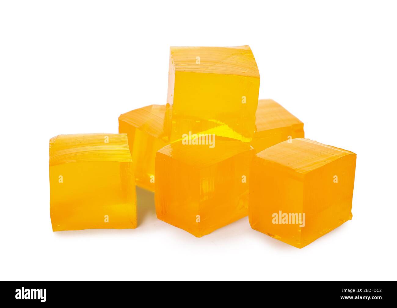 Délicieux cubes de gelée sur fond blanc Banque D'Images