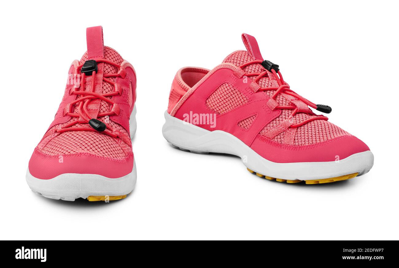 Baskets rouges fond blanc isolé vue rapprochée sur le devant, chaussures de  sport roses, paire de gumShoes de course à pied, deux bottes de fitness en  tissu, athlétique Photo Stock - Alamy