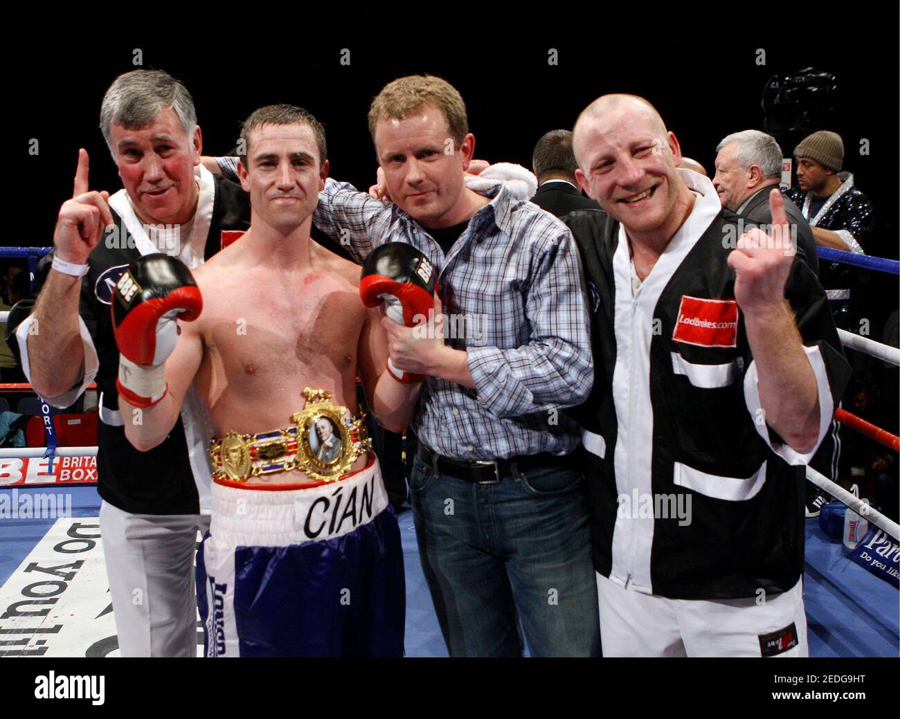 Boxe - Colin Lynes v Paul McCloskey - British Light-Welterweight Title - Goresbrook Leisure Centre, Dagenham - 5/12/08 Paul McCloskey célèbre la victoire avec la ceinture et l'entraîneur John Breen (L) crédit obligatoire: Action Images / Andrew Couldridge Banque D'Images