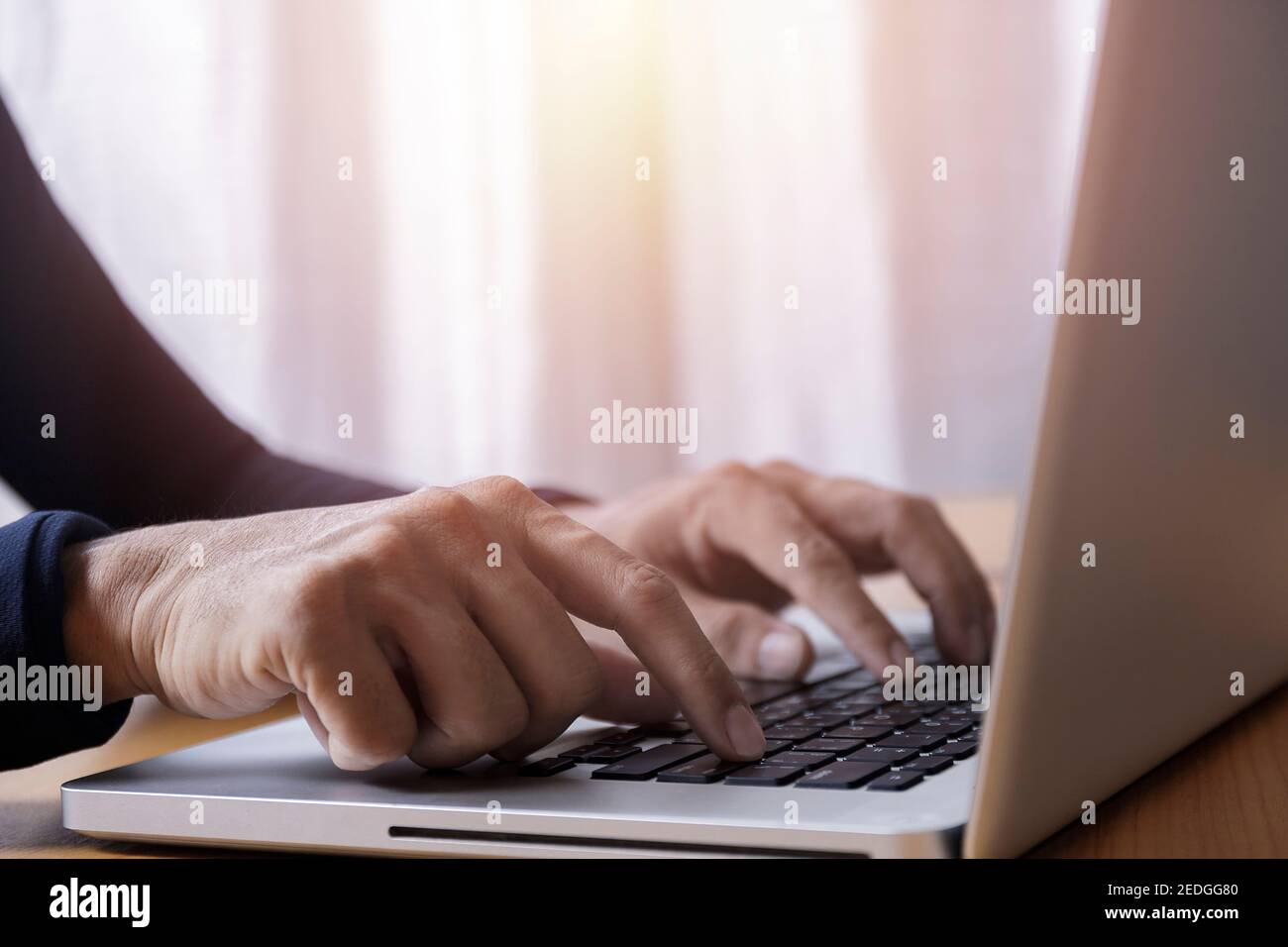 Gros plan homme d'affaires utilisant un ordinateur portable à la maison. Gros plan des mains de sexe masculin en tapant sur le clavier d'un ordinateur portable au bureau. Homme mains utilisant le clavier d'ordinateur portable. Gros plan Banque D'Images