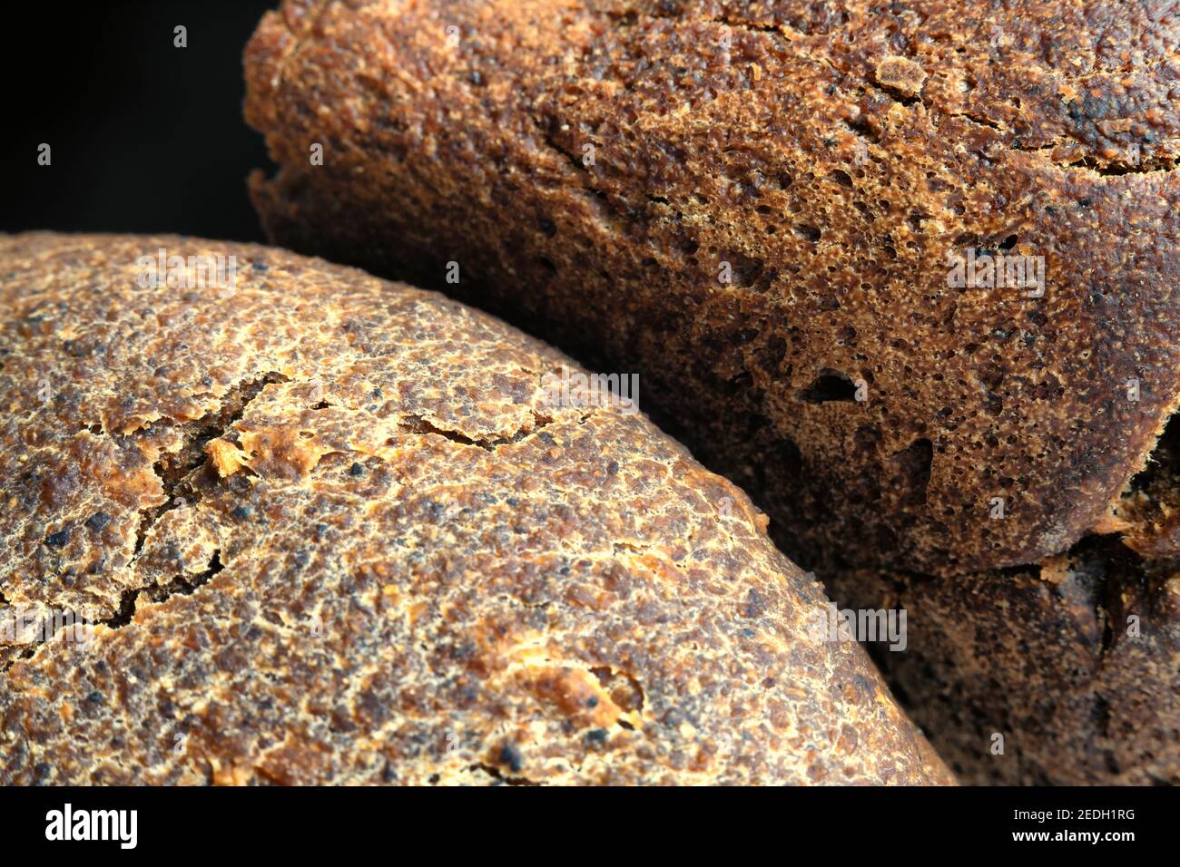 Croûtes de pain de seigle fraîchement cuit avec de petites fissures naturelles gros plan Banque D'Images