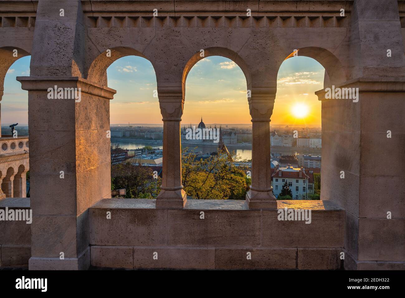 Budapest Hongrie, vue sur la ville au lever du soleil au Parlement hongrois du bastion des pêcheurs et sur le Danube Banque D'Images
