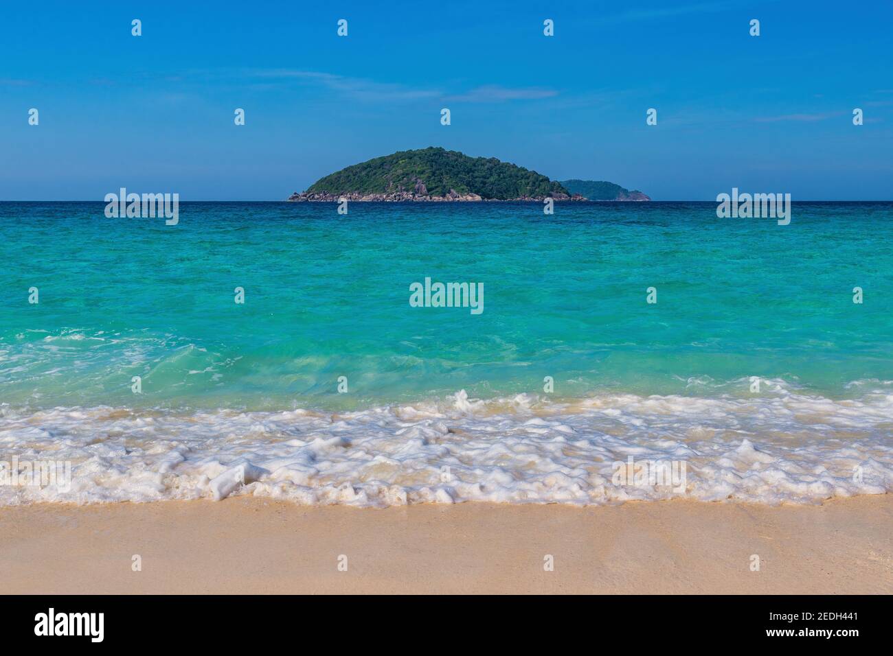 Îles tropicales vue sur l'océan bleu mer vague eau et plage de sable blanc, paysage de la nature en Thaïlande Banque D'Images