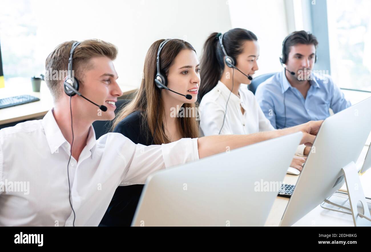 Groupe d'employés de l'entreprise équipe de télémarketing travaillant ensemble dans l'appel bureau central Banque D'Images