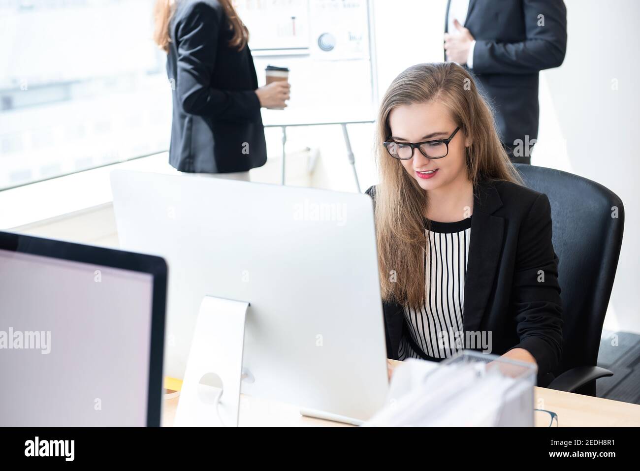 Femme d'affaires travaillant avec un collier blanc et travaillant avec un ordinateur de bureau au bureau Banque D'Images