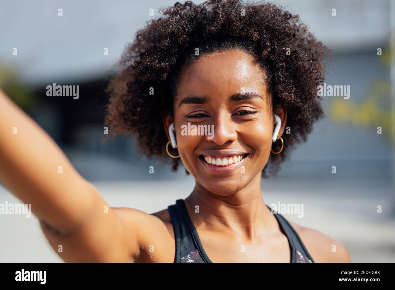 Femme athlétique afro prenant un selfie. Banque D'Images