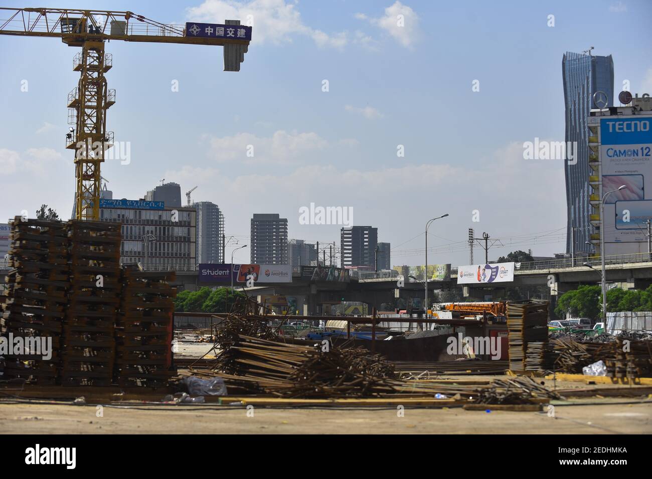 Addis-Abeba. 14 février 2021. La photo prise le 14 février 2021 montre le projet de la place Meskel qui est en construction à Addis-Abeba, en Éthiopie. POUR ALLER AVEC: 'Ethiopien gov't salue les progrès du méga dev't contrat chinois' Credit: Michael Tewelde/Xinhua/Alay Live News Banque D'Images