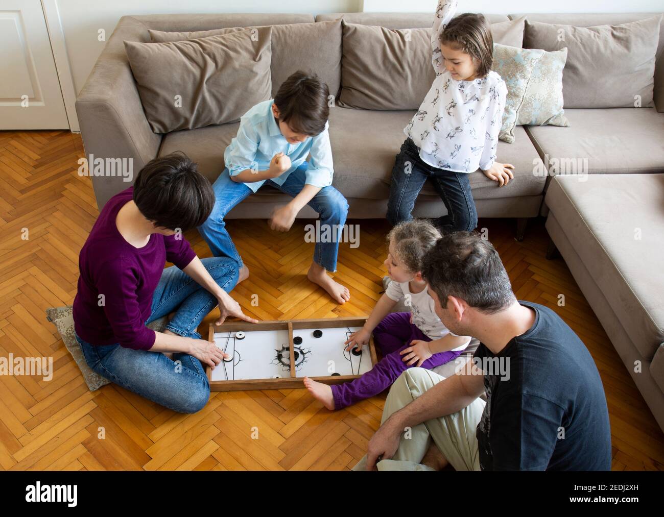 Jeu de toute la famille. Match de la mère et de la petite fille. Assis sur le sol au milieu de la salle de séjour pour jouer à des jeux. Banque D'Images