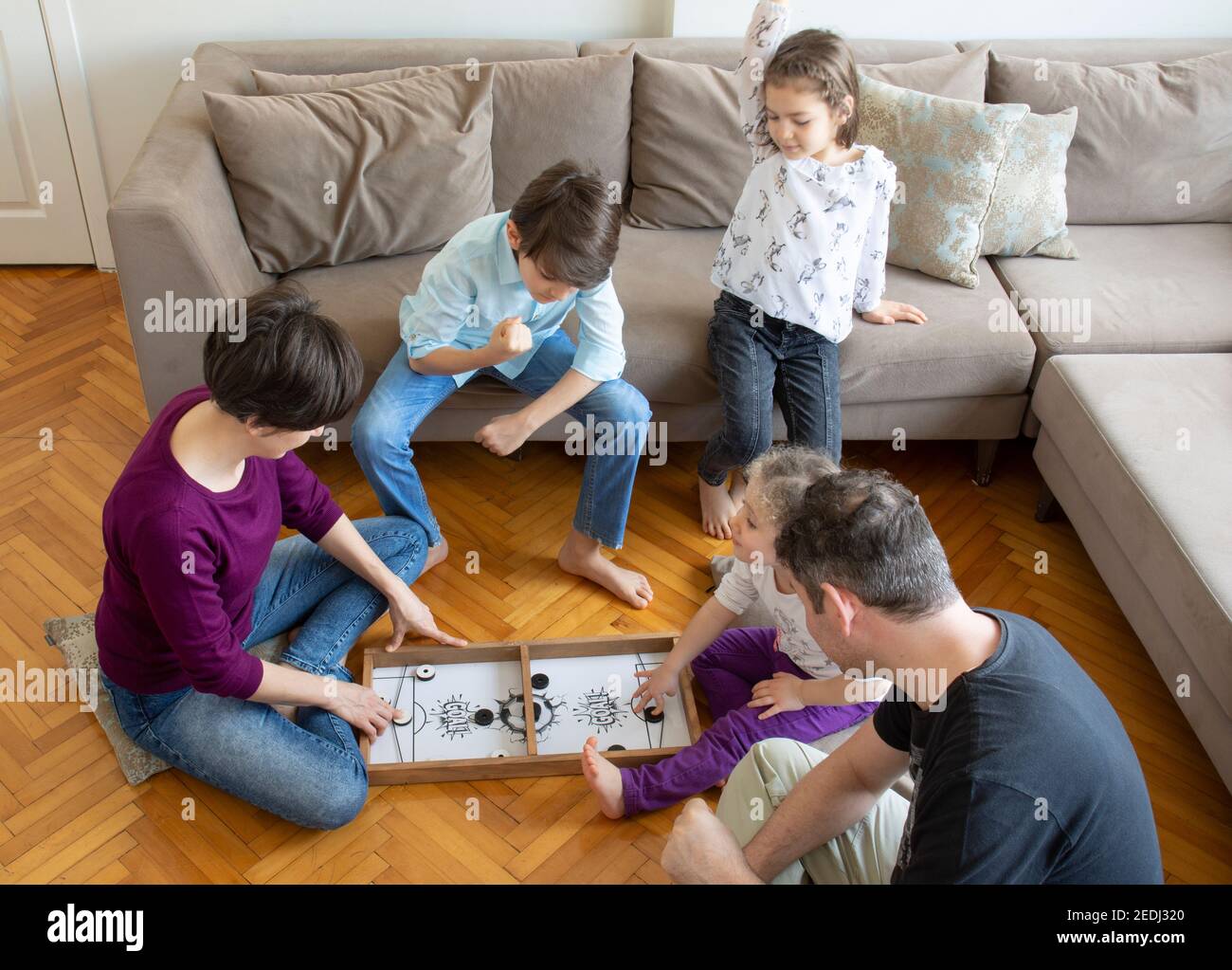 Jeu de toute la famille. Match de la mère et de la petite fille. Assis sur le sol au milieu de la salle de séjour pour jouer à des jeux. Banque D'Images