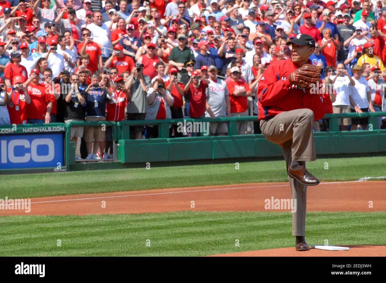 Obama lance le pitch, Greets Military Children at Nationals Game Banque D'Images