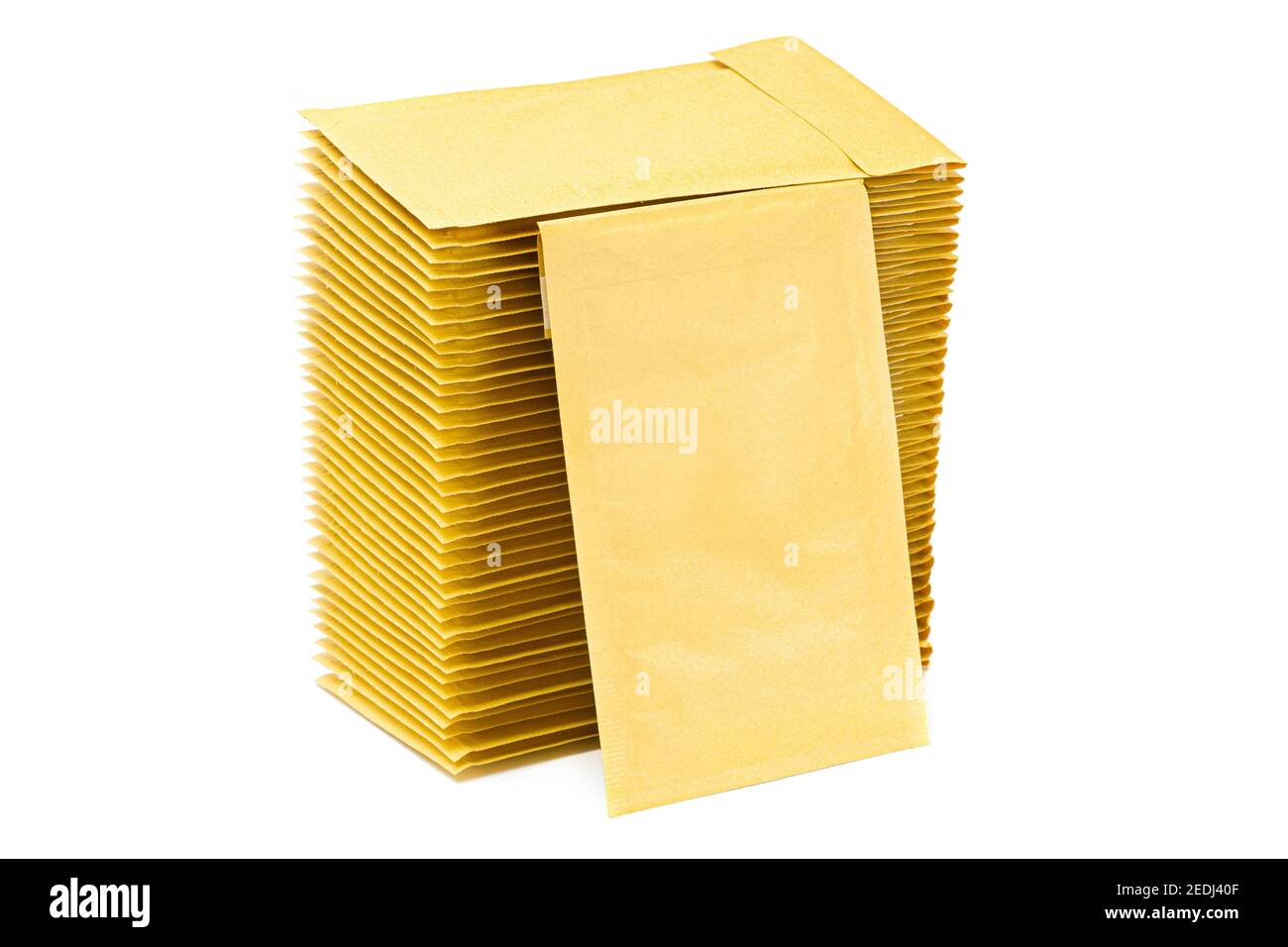 Enveloppes matelassées jaunes isolées sur blanc Banque D'Images