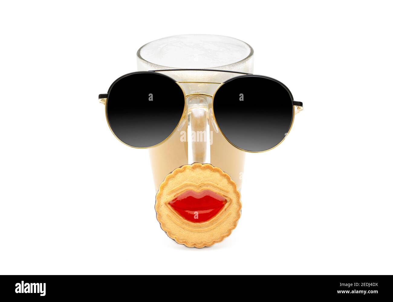 Caractère drôle fait d'un verre de cappuccino, lunettes de soleil et un biscuit isolé sur blanc. Banque D'Images