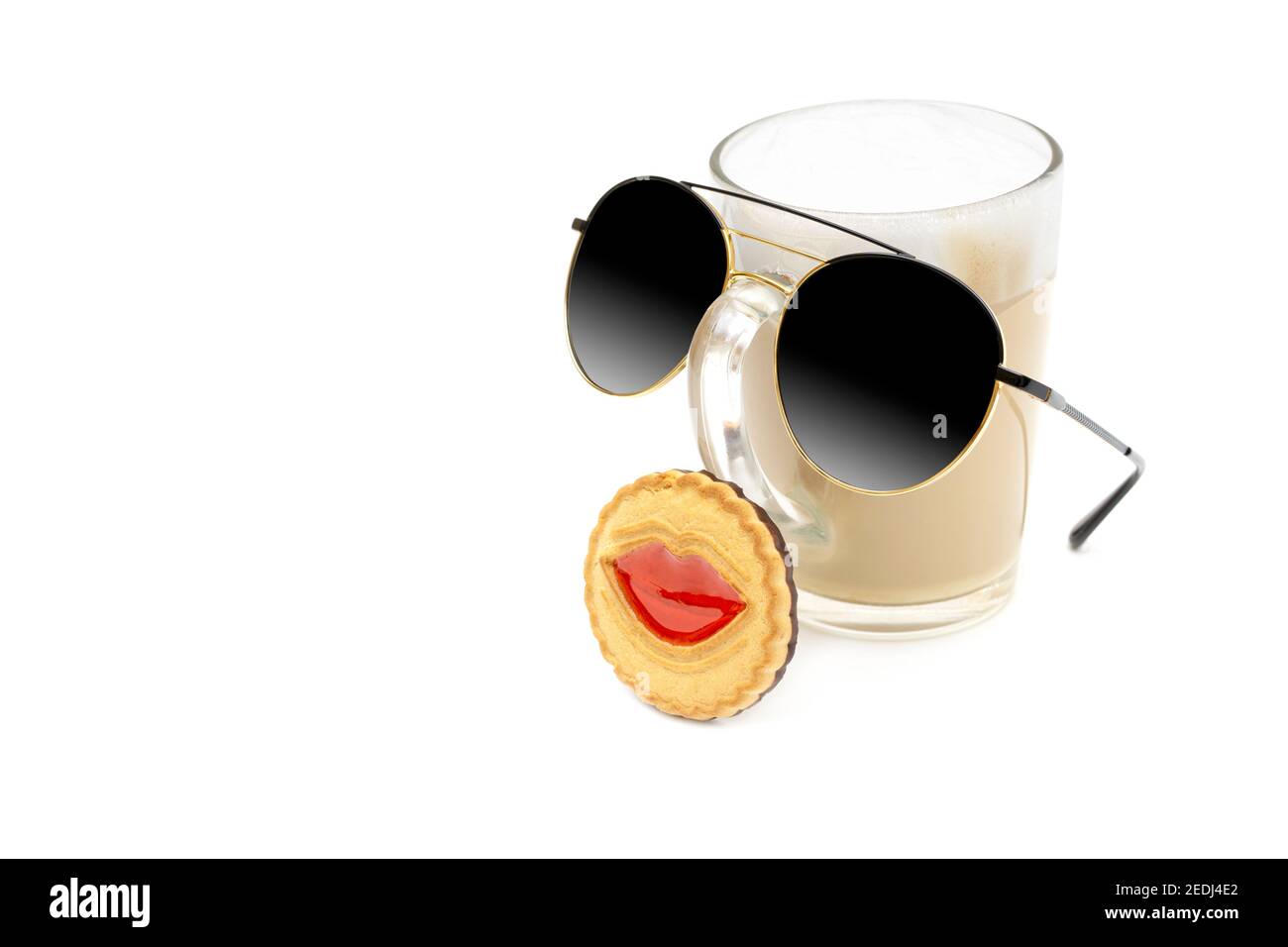 Portrait d'un personnage mignon fait d'un verre de cappuccino, lunettes de soleil et un biscuit avec des lèvres rouges isolées sur blanc. Banque D'Images