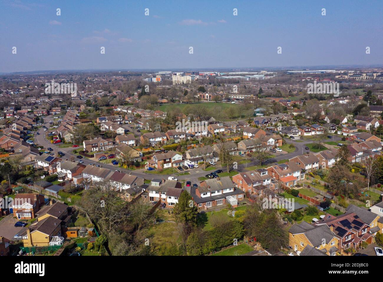 Photo du dossier datée du 27/03/20 d'une vue aérienne de Leverstock Green, près de Hemel Hempstead. Une analyse suggère qu'environ un acheteur sur cinq qui a conclu un accord en juillet dernier lorsqu'un jour férié a été annoncé n'a toujours pas terminé son achat. Date de publication : lundi 15 février 2021. Banque D'Images