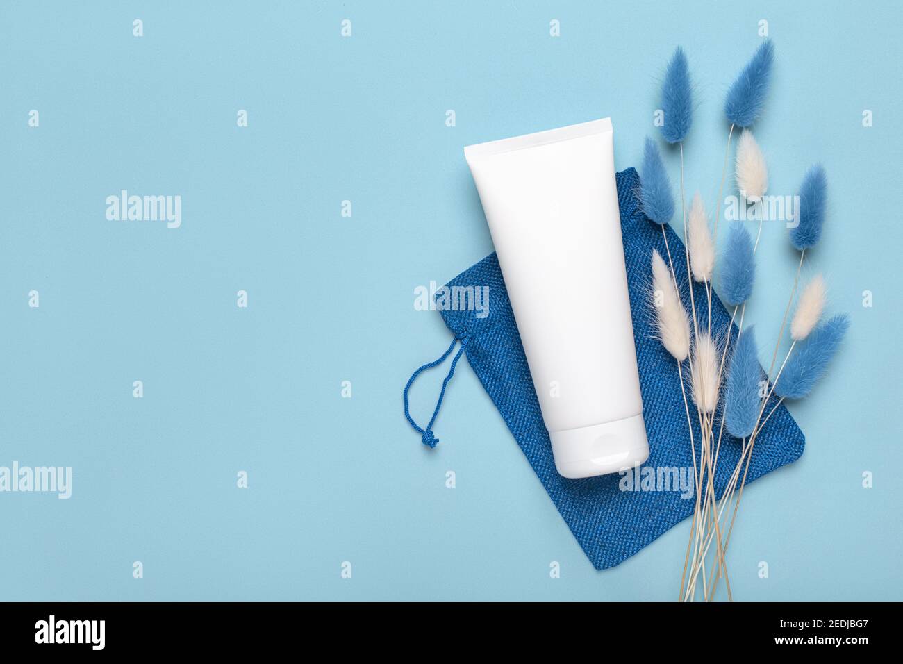 Contenant à tubes pour crème cosmétique pour les mains, les pieds ou le visage, dentifrice sur sac en tissu. Concept de nettoyage, d'entretien et d'entretien. Studio tourné avec Copy Spac Banque D'Images