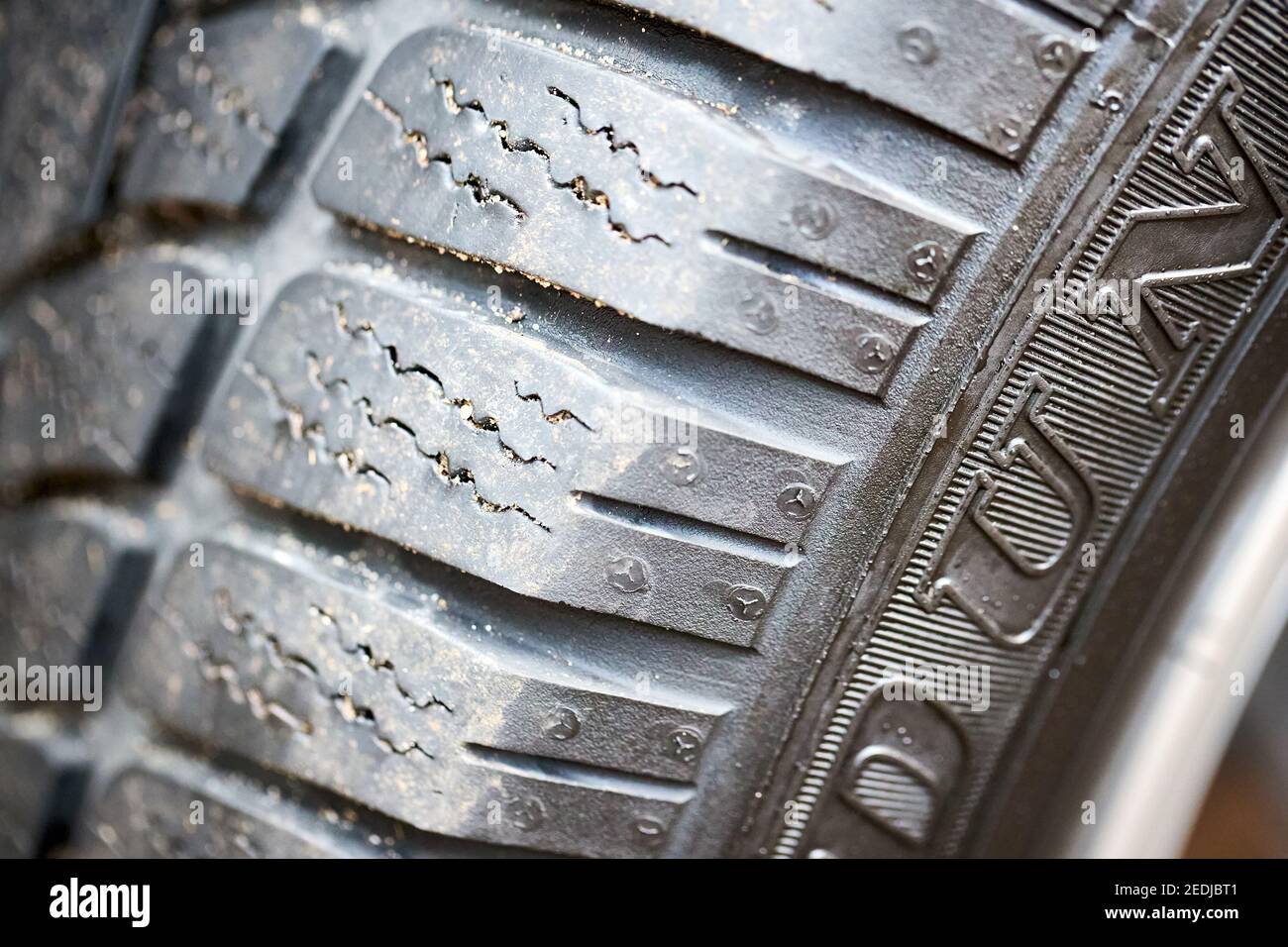 GRODNO, BELARUS - DÉCEMBRE 2019: Magnitude des pneus d'hiver profondeur de bande de roulement concept de voiture de luxe gros plan roues en alliage avec pneus d'hiver Dunlop vue latérale avec Banque D'Images