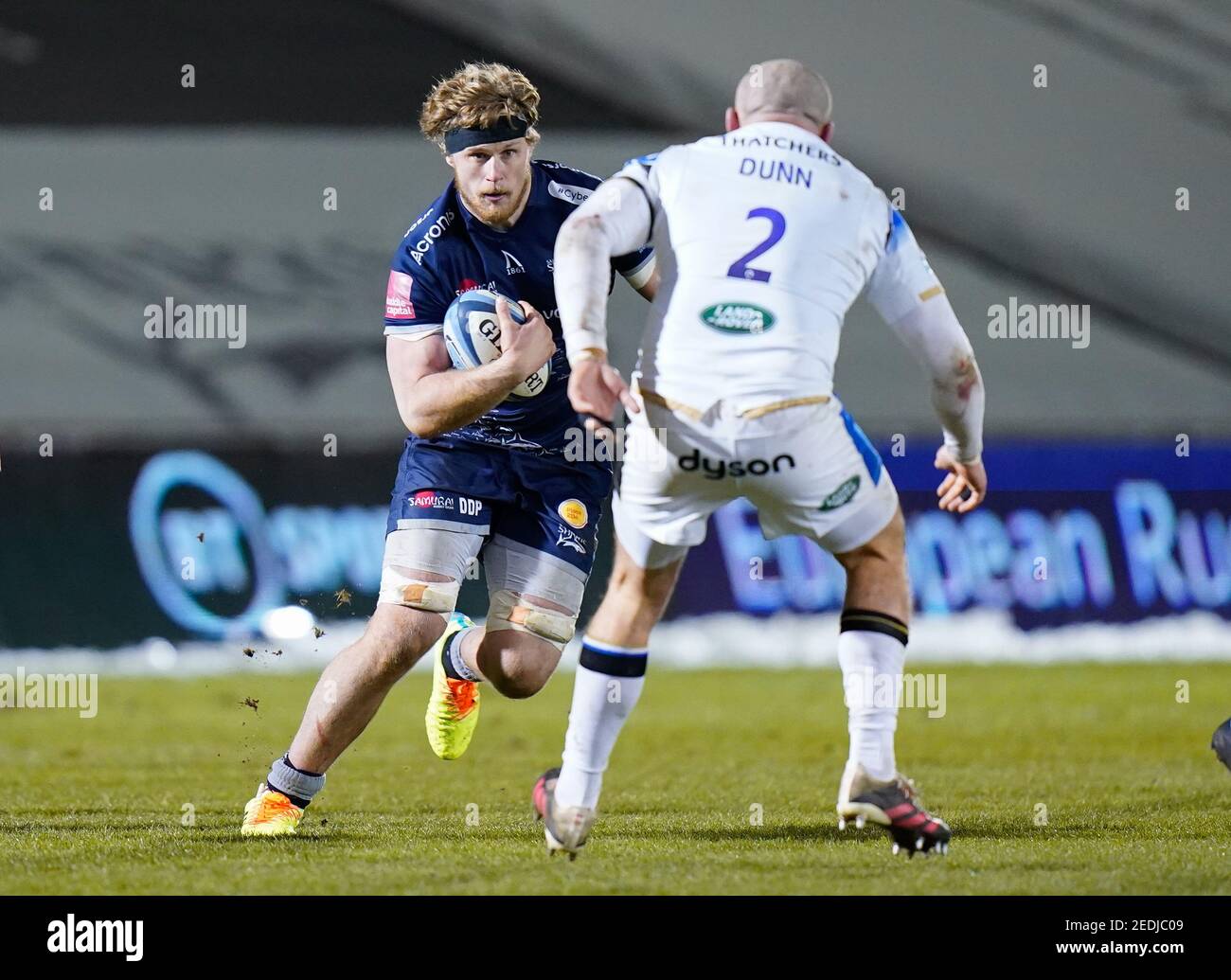 Solde Sharks No.8 Dan du Preez court au sweat à capuche de Bath Rugby Tom Dunn lors d'un match de rugby Union Gallagher Premiership Round 9, vendredi 12 février 2021, in Banque D'Images