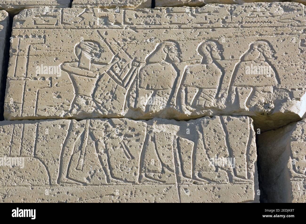 Sculptures en pierre et le Ramesseum sur la rive ouest du Nil à Louxor, Égypte. Le Pharaon Ramsès II est montré enslaves défait Hittites. Banque D'Images