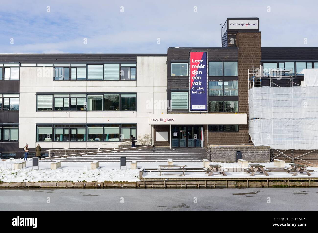 WOERDEN, pays-Bas - 9 FÉVRIER 2021: L'enseignement professionnel secondaire MBO Rijnland fermé en raison d'un confinement. Caption 'apprendre plus qu'un métier, découvrir Banque D'Images