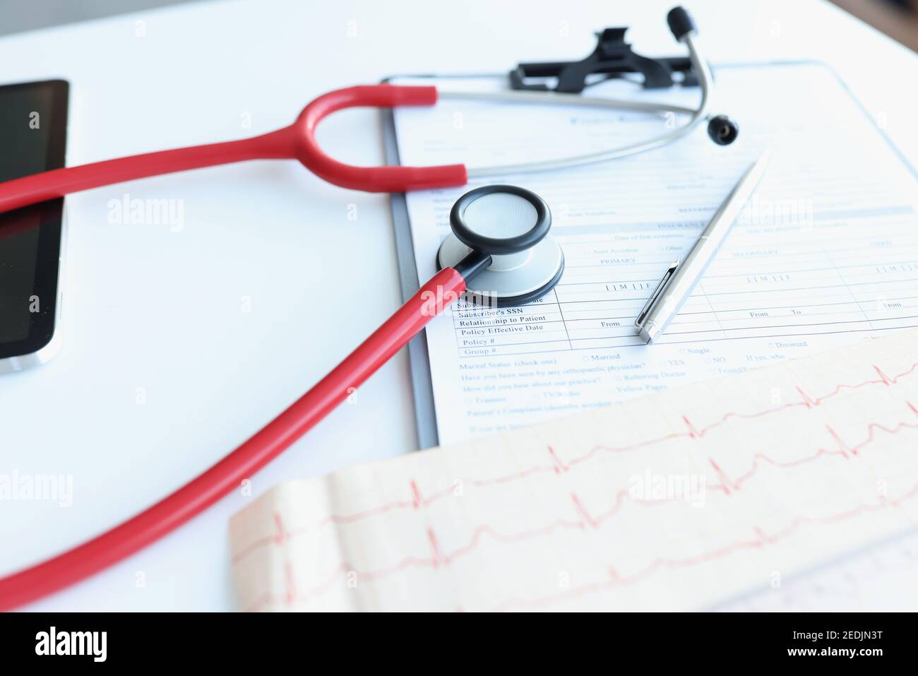 Stéthoscope et électrocardiogramme reposant sur les antécédents médicaux des patients en gros plan Banque D'Images