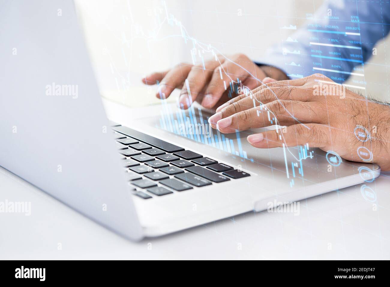 Homme d'affaires utilisant la technologie de commerce en ligne sur ordinateur portable à la recherche données numériques de stock pour l'investissement Banque D'Images