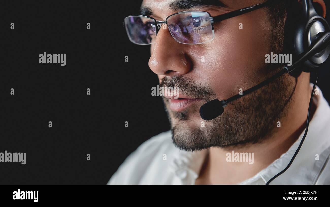 Des opérateurs de service clientèle asiatiques travaillant de nuit pendant l'appel centre Banque D'Images