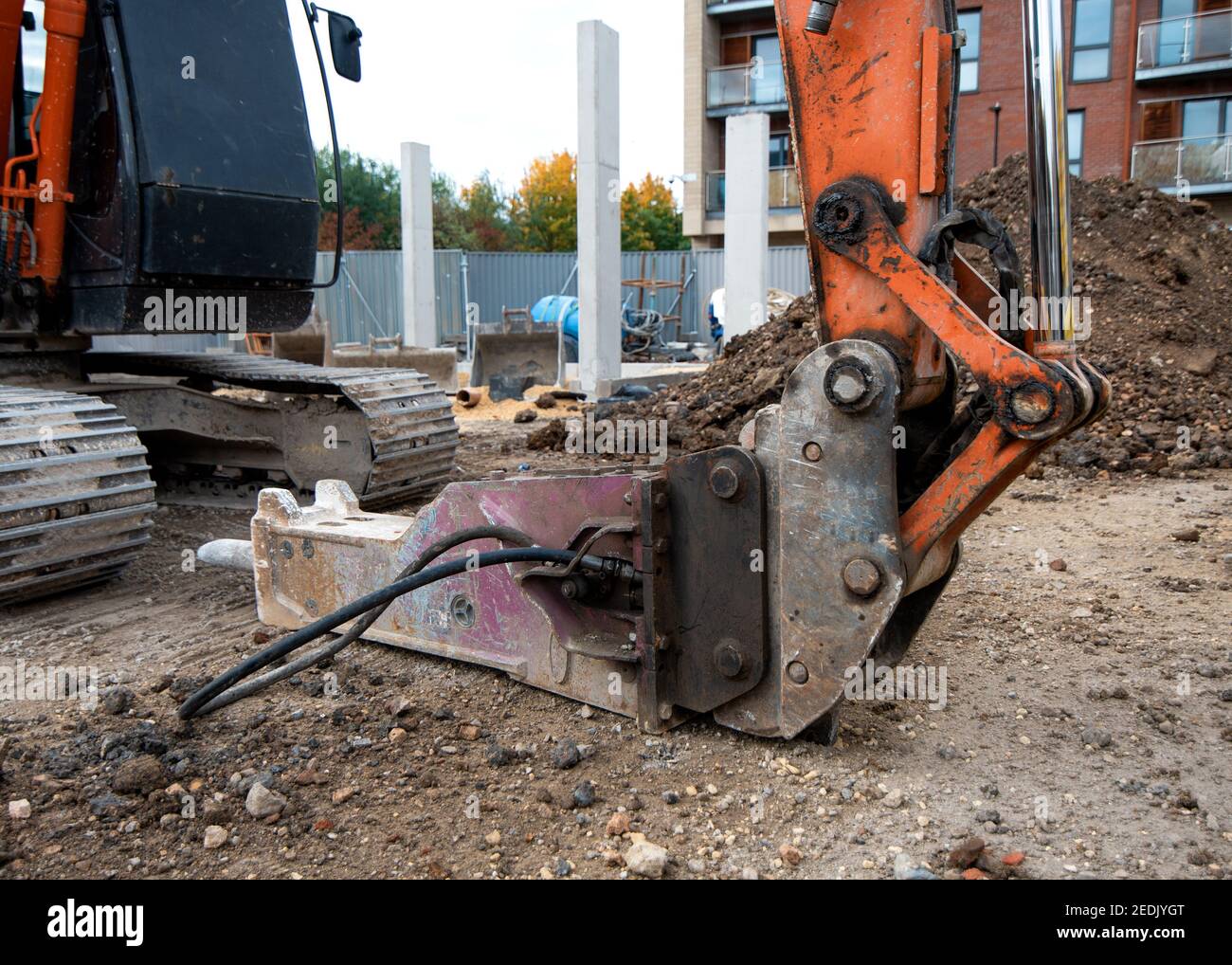 Gros plan d'un godet de pelle hydraulique placé sur le sol en position de sécurité Banque D'Images