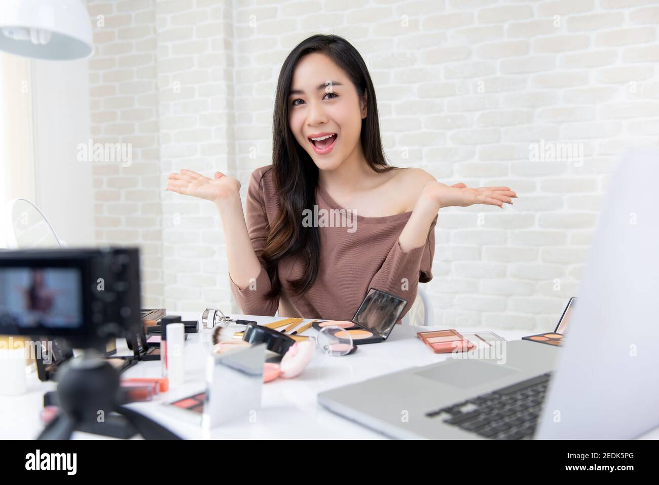 Jeune belle femme asiatique professionnelle de beauté vlogger ou blogger enregistrement didacticiel de maquillage cosmétique à partager sur les réseaux sociaux Banque D'Images