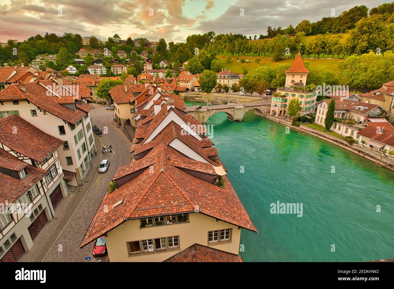 Horizon pittoresque de Berne, capitale de la Suisse et canton du même nom au coucher du soleil avec pont Untertorbrucke au-dessus de la rivière Aare. Vue aérienne de la vieille ville Banque D'Images