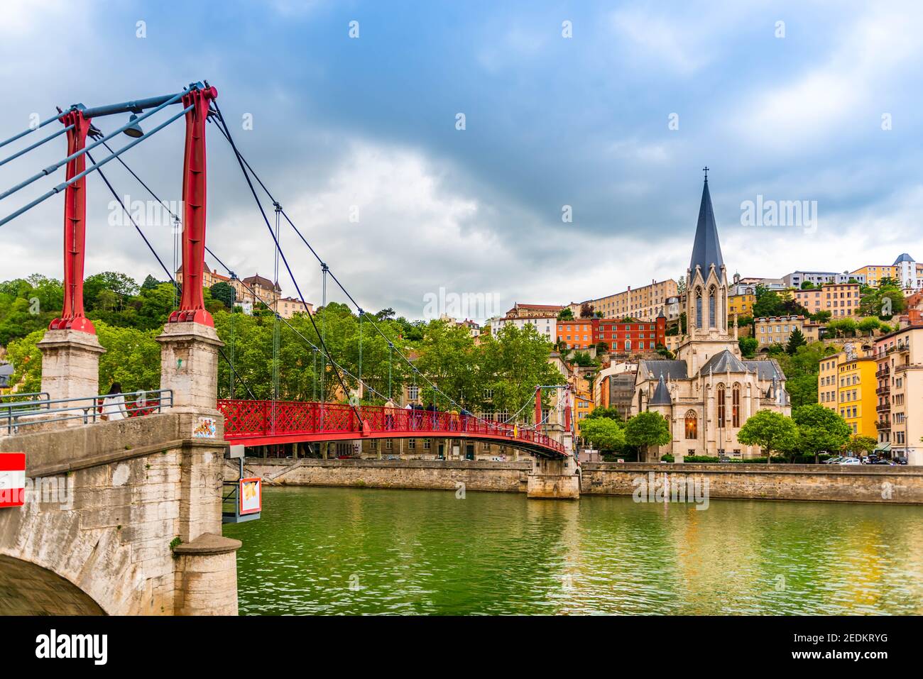 Passerelle au-dessus de la Saône et de l'église Saint-Georges, à Lyon, dans le Rhône, en France Banque D'Images