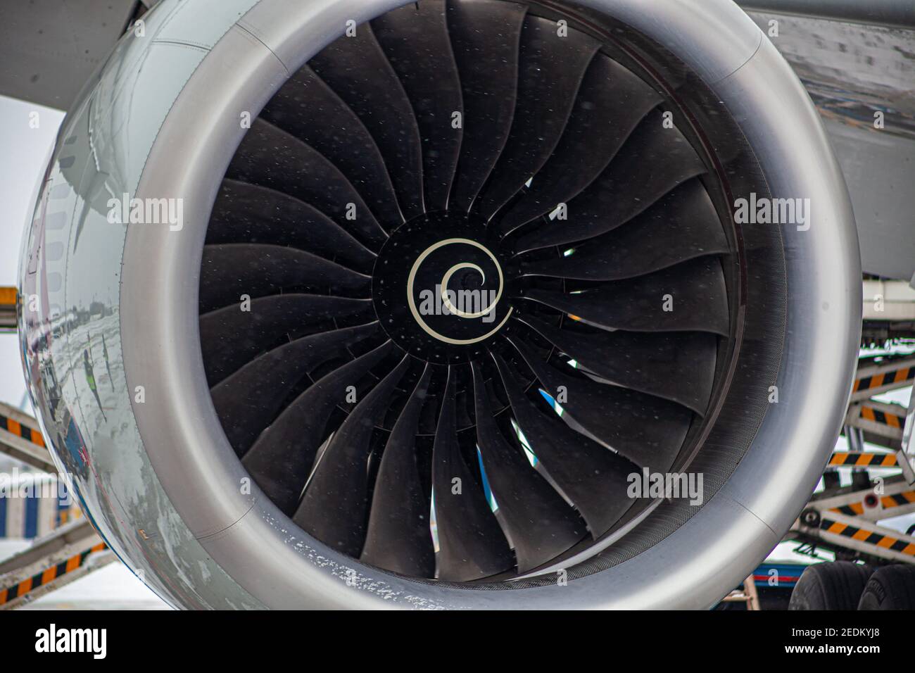 Turbine d'avion. Neige. Hélice des pales du moteur. Moteur AAircraft. Gros plan. Technologies de l'aviation. Détail noir jais de l'avion pendant Banque D'Images