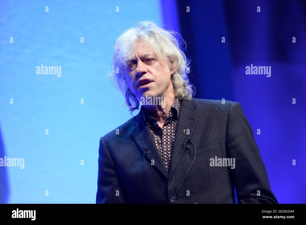 Bob Geldof est un chanteur-compositeur irlandais, auteur, activiste politique et acteur occasionnel. Il est monté en première position en tant que chanteur du groupe de rock irlandais The Boomtown rats à la fin des années 1970, qui a atteint la popularité au moment du mouvement de rock punk. Le groupe a eu le numéro un du Royaume-Uni avec ses compositions 'Rat Trap' et 'I Don't like Monlundis'.[2][3] Geldof marqué 'Pink' dans le film Pink Floyd de 1982 Pink Floyd – The Wall. En tant que collecteur de fonds, Geldof a organisé le supergroupe de charité Band Aid et les concerts Live Aid et Live 8, et a co-écrit « Do ils savent que c'est Noël ? » Banque D'Images