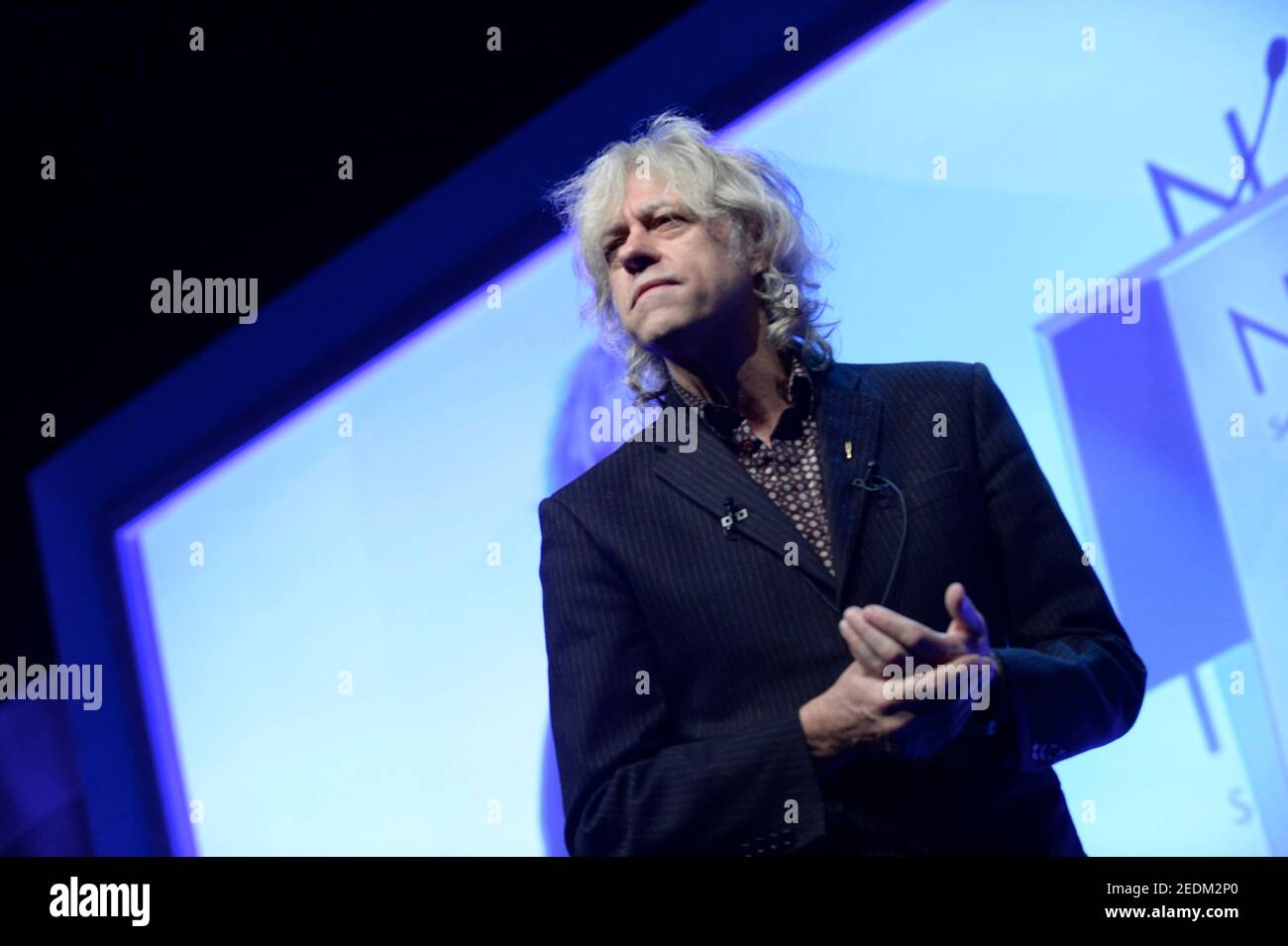 Bob Geldof est un chanteur-compositeur irlandais, auteur, activiste politique et acteur occasionnel. Il est monté en première position en tant que chanteur du groupe de rock irlandais The Boomtown rats à la fin des années 1970, qui a atteint la popularité au moment du mouvement de rock punk. Le groupe a eu le numéro un du Royaume-Uni avec ses compositions 'Rat Trap' et 'I Don't like Monlundis'.[2][3] Geldof marqué 'Pink' dans le film Pink Floyd de 1982 Pink Floyd – The Wall. En tant que collecteur de fonds, Geldof a organisé le supergroupe de charité Band Aid et les concerts Live Aid et Live 8, et a co-écrit « Do ils savent que c'est Noël ? » Banque D'Images