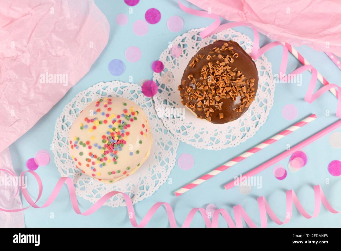 Berliner Pfannkuchen', un dessert allemand traditionnel semblable à un donut sans trou, fait à partir de pâte de levure douce frite dans la graisse émaillée de chocolat Banque D'Images