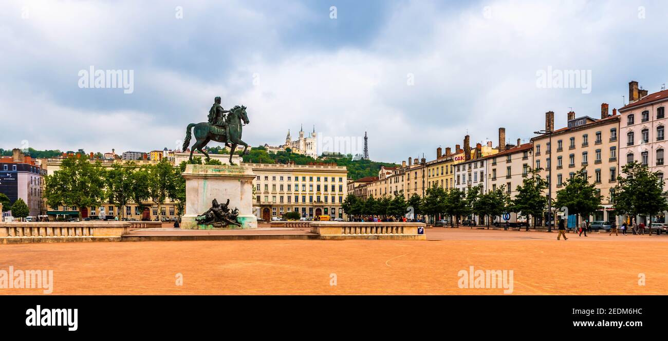 Statue du roi Louis XIV sur la place Bellecour la nuit à Lyon dans le Rhône, France Banque D'Images