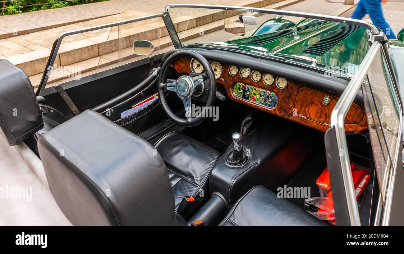 Intérieur et tableau de bord d'une vieille voiture Banque D'Images