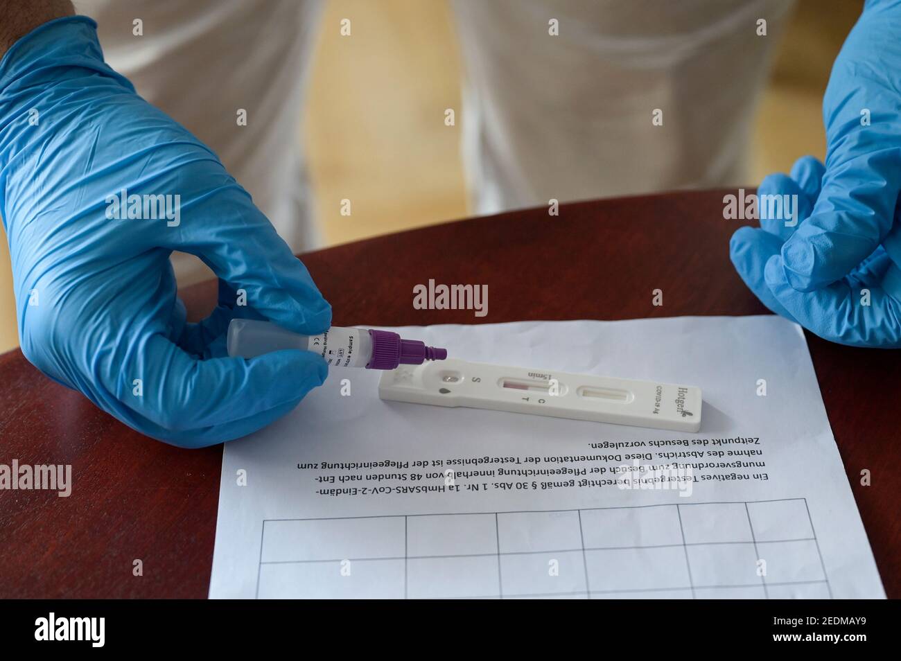 ALLEMAGNE, Hambourg, combat COVID 19, virus Corona, test rapide pour les visiteurs dans les maisons de soins pour les personnes âgées, test rapide d'antigène PoC-Antigen, kit de test de la société pharmaceutique chinoise Beijing Hotgen Biotech Co.. Banque D'Images