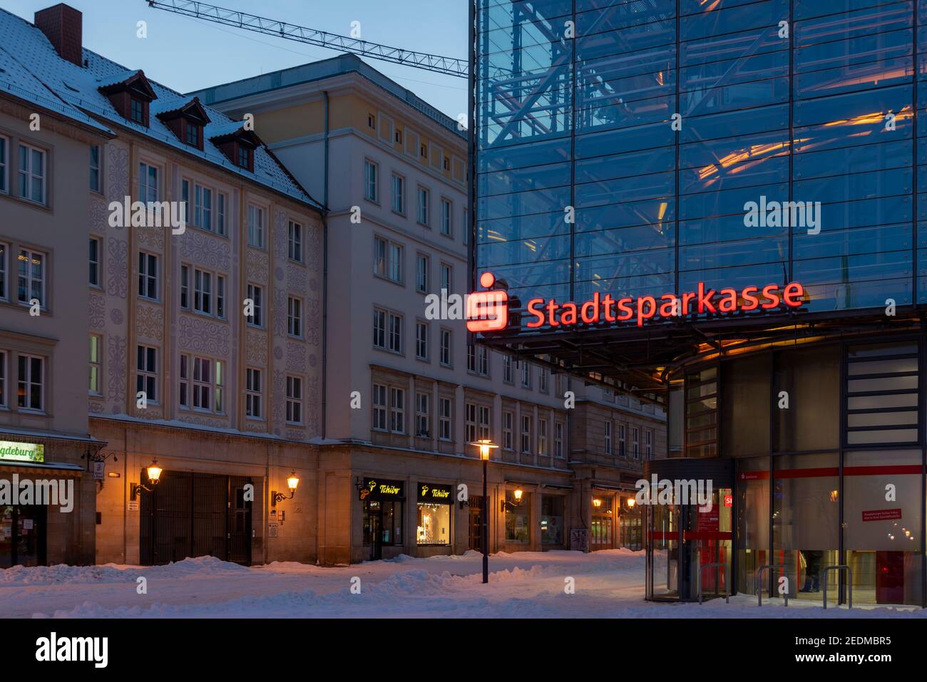 Magdebourg, Allemagne. 10 février 2021. Le logo Stadtparkasse s'allume sur une branche de la banque. Credit: Stephan Schulz/dpa-Zentralbild/ZB/dpa/Alay Live News Banque D'Images