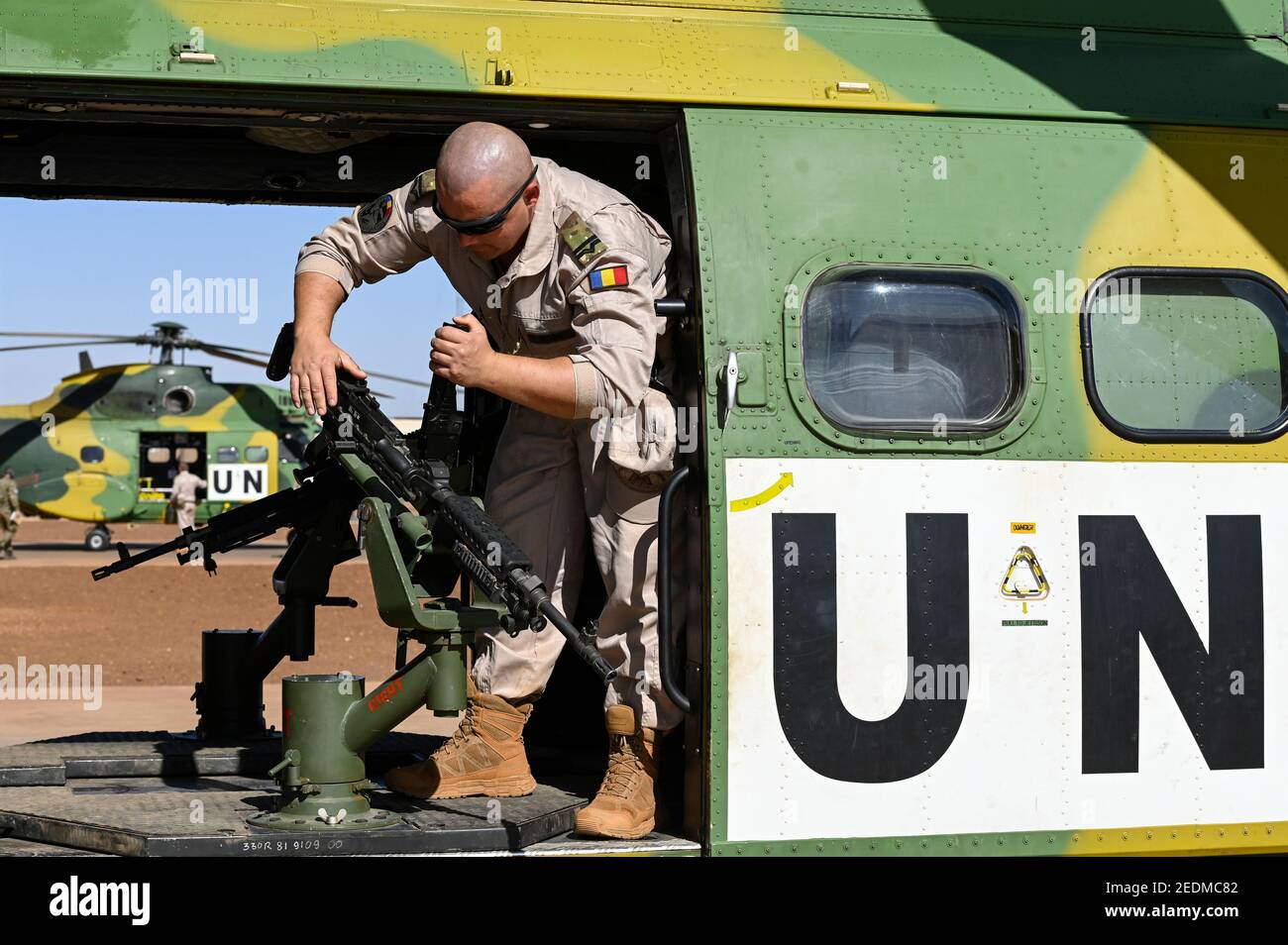 MALI, Gao, MINUSMA mission ONU, Camp Castor, unité d'hélicoptère Pumas Roumain pour les vols de secours paramédiques, hélicoptère IAR-330 Puma L-RM, combattant à la mitrailleuse américaine M240 B de la société américaine FN Manufacturing Inc. En Colombie / MALI, Gao, une Mission MINUSMA, Multidimensionale Integrierte Stabilizierungsder Vereinten Nationen, Mali, Mali CAMPEMENT RICIN , rumänische Hubschrauber Staffel für medizinische Hilfe, Helikopter IAR-330 Puma L-RM, Maschinengehr M240 B des US Hersteller FN Manufacturing, Inc. En Colombie Banque D'Images