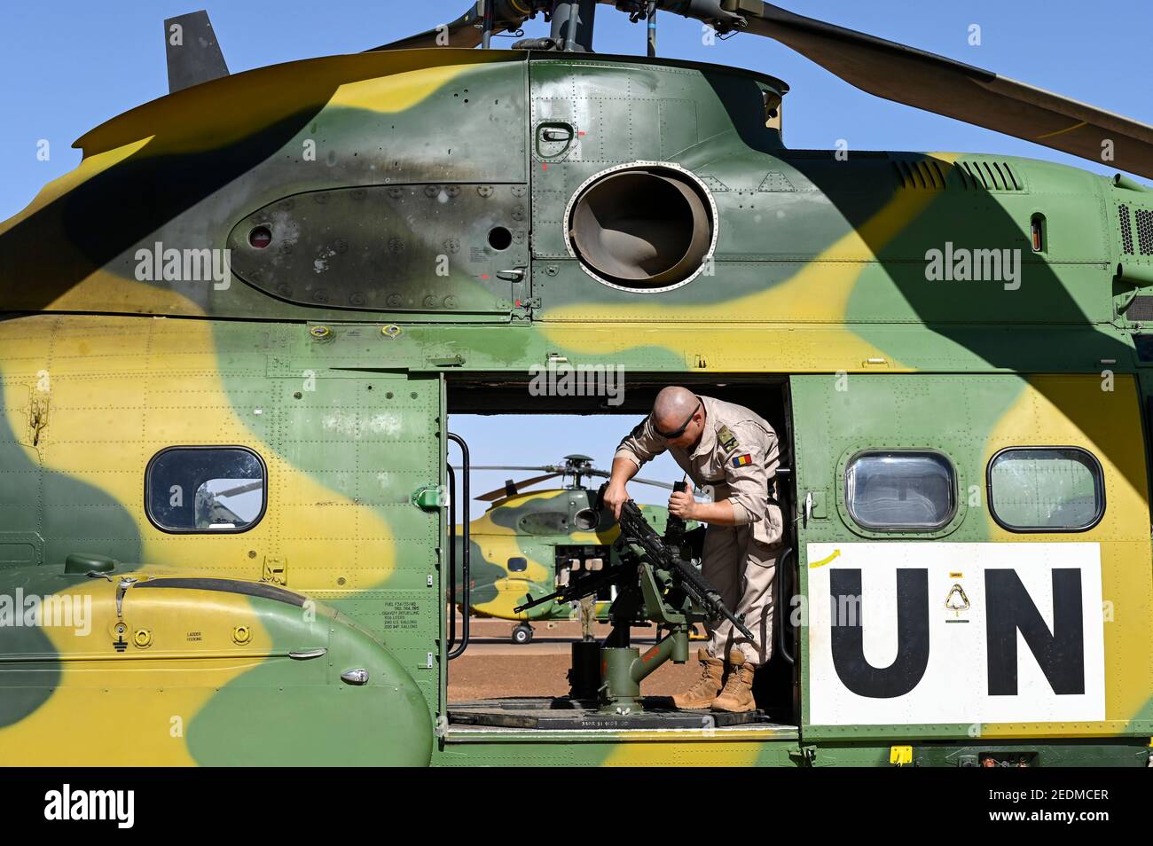 MALI, Gao, MINUSMA mission ONU, Camp Castor, unité d'hélicoptère Pumas Roumain pour les vols de secours paramédiques, hélicoptère IAR-330 Puma L-RM, combattant à la mitrailleuse américaine M240 B de la société américaine FN Manufacturing Inc. En Colombie / MALI, Gao, une Mission MINUSMA, Multidimensionale Integrierte Stabilizierungsder Vereinten Nationen, Mali, Mali CAMPEMENT RICIN , rumänische Hubschrauber Staffel für medizinische Hilfe, Helikopter IAR-330 Puma L-RM, Maschinengehr M240 B des US Hersteller FN Manufacturing, Inc. En Colombie Banque D'Images
