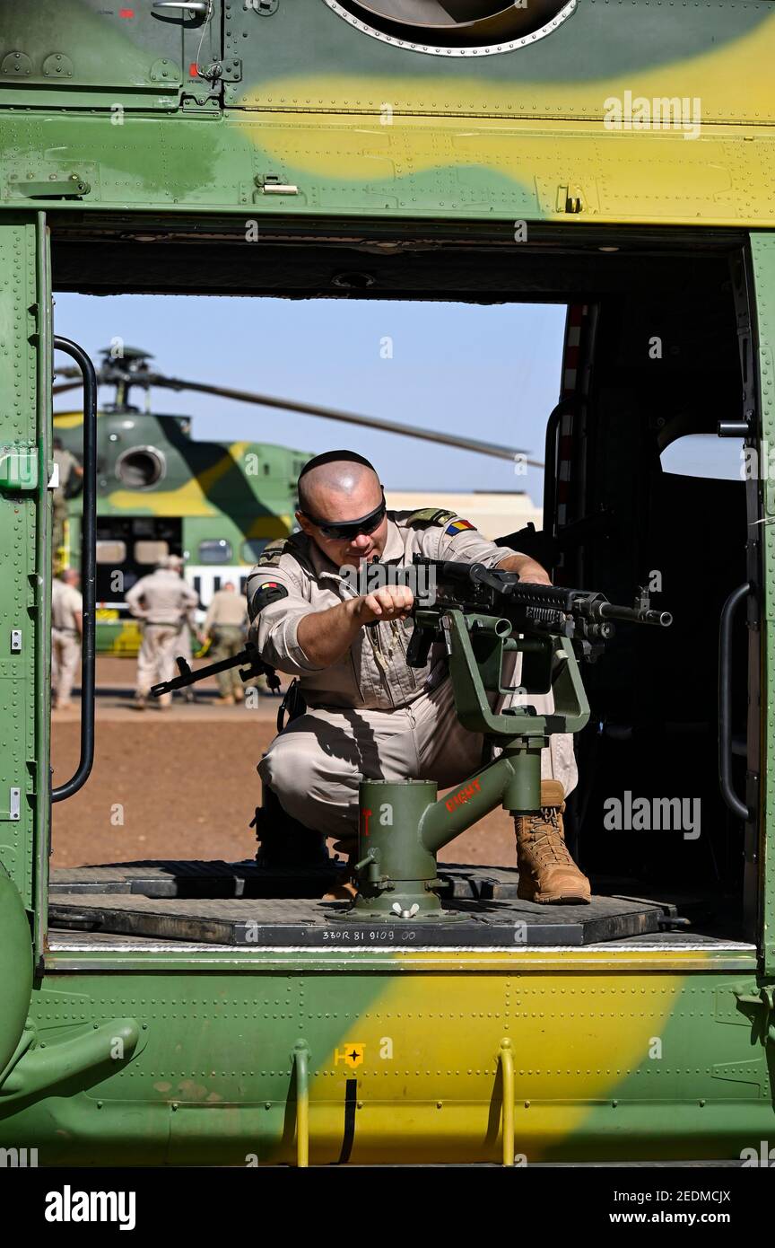 MALI, Gao, MINUSMA mission ONU, Camp Castor, unité d'hélicoptère Pumas Roumain pour les vols de secours paramédiques, hélicoptère IAR-330 Puma L-RM, combattant à la mitrailleuse américaine M240 B de la société américaine FN Manufacturing Inc. En Colombie / MALI, Gao, une Mission MINUSMA, Multidimensionale Integrierte Stabilizierungsder Vereinten Nationen, Mali, Mali CAMPEMENT RICIN , rumänische Hubschrauber Staffel für medizinische Hilfe, Helikopter IAR-330 Puma L-RM, Maschinengehr M240 B des US Hersteller FN Manufacturing, Inc. En Colombie Banque D'Images