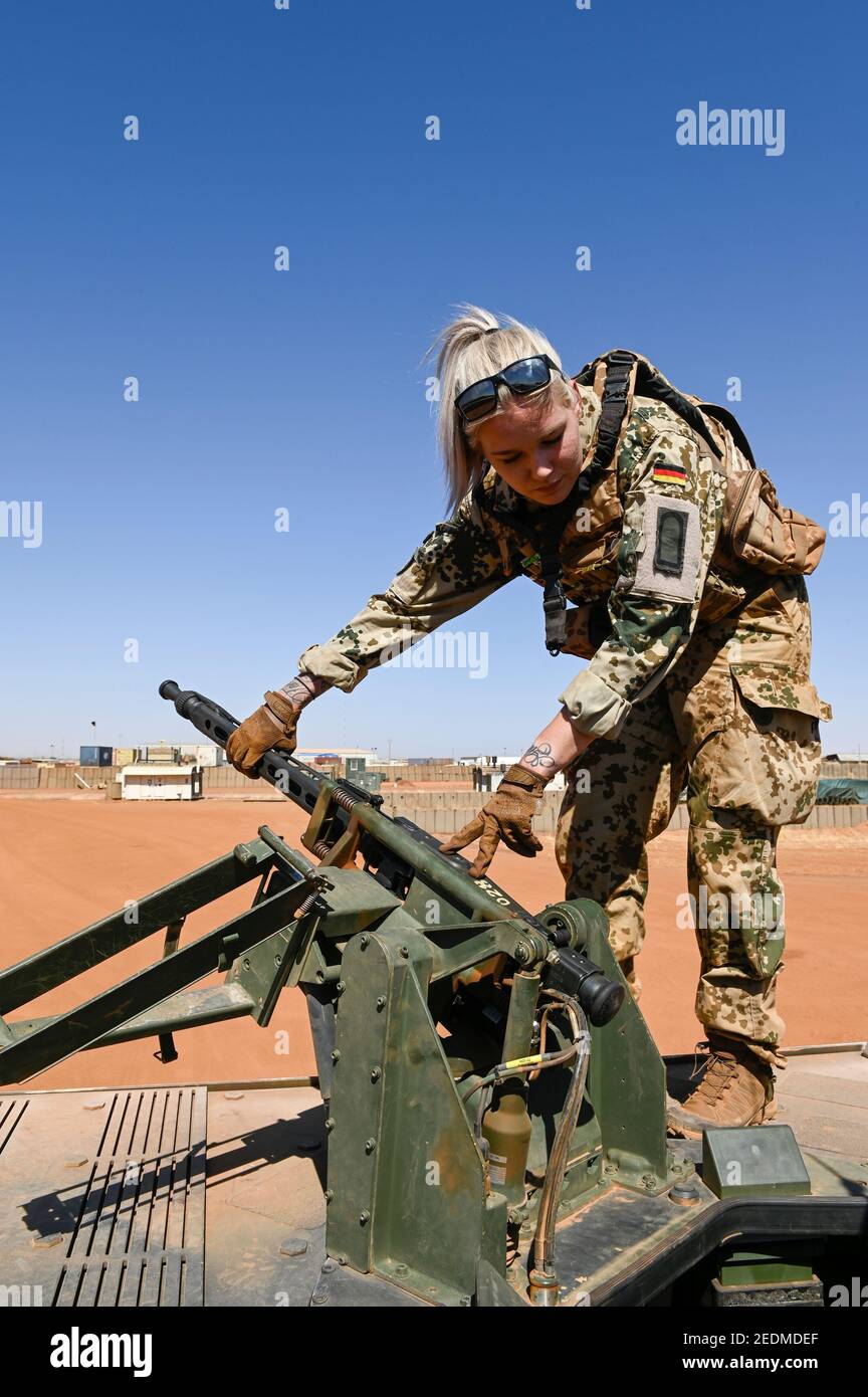 MALI, Gao, mission de maintien de la paix des Nations Unies MINUSMA, Camp Castor, armée allemande Bundeswehr, femme soldat sur camion spécial avec MG 3 A 1 mitrailleuse automatique, fabriquée par la compagnie de défense allemande Rheinmetall AG en 1969 Banque D'Images