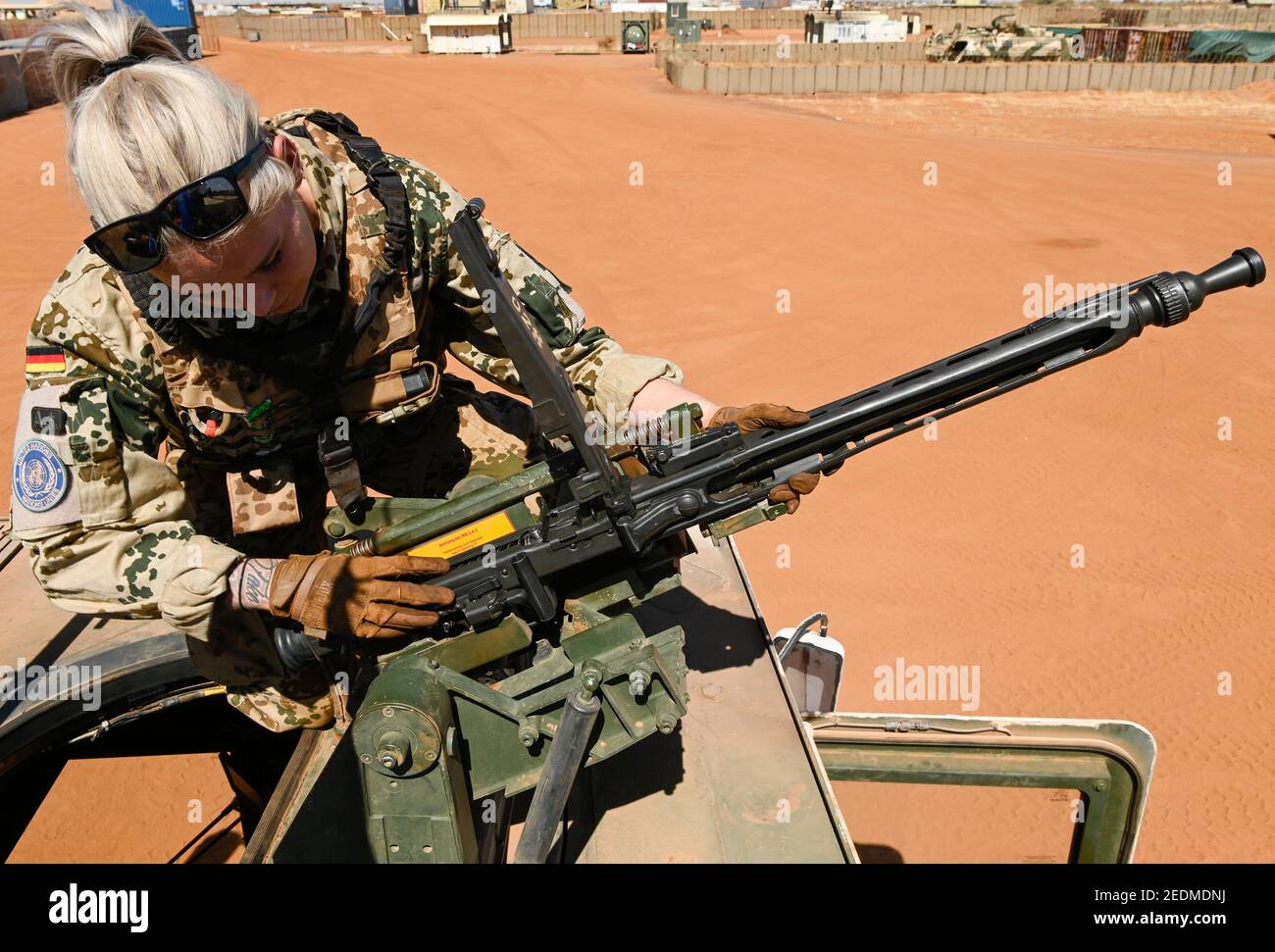 MALI, Gao, mission de maintien de la paix des Nations Unies MINUSMA, Camp Castor, armée allemande Bundeswehr, femme soldat sur camion spécial avec MG 3 A 1 mitrailleuse automatique, fabriquée par la compagnie de défense allemande Rheinmetall AG en 1969 Banque D'Images