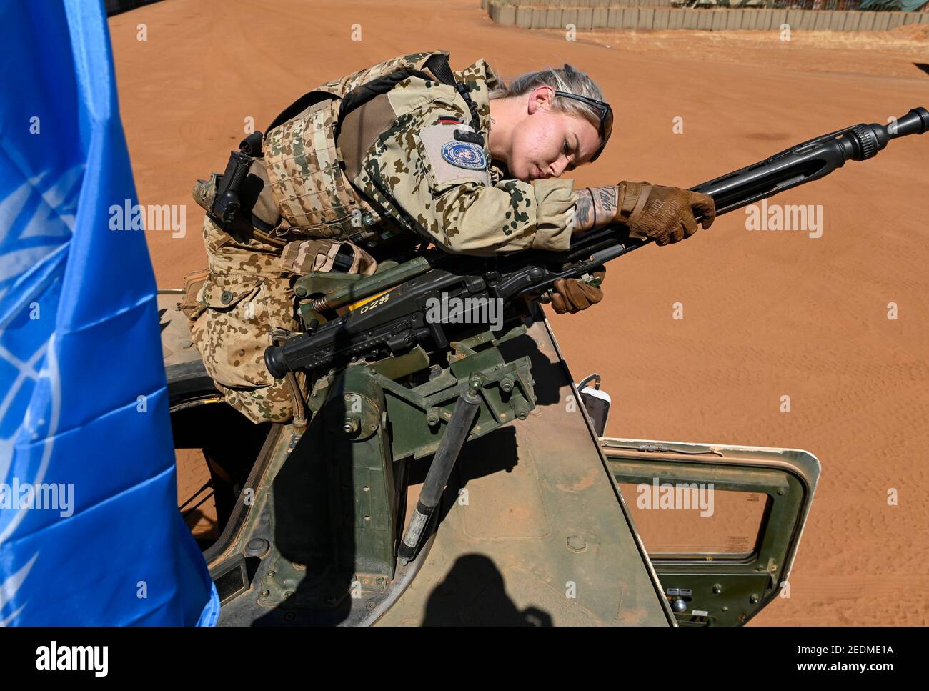 MALI, Gao, mission de maintien de la paix des Nations Unies MINUSMA, Camp Castor, armée allemande Bundeswehr, femme soldat sur camion spécial avec MG 3 A 1 mitrailleuse automatique, fabriquée par la compagnie de défense allemande Rheinmetall AG en 1969 Banque D'Images