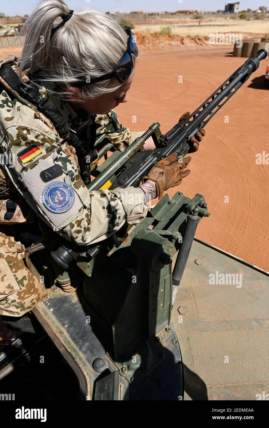 MALI, Gao, mission de maintien de la paix des Nations Unies MINUSMA, Camp Castor, armée allemande Bundeswehr, femme soldat sur camion spécial avec MG 3 A 1 mitrailleuse automatique, fabriquée par la compagnie de défense allemande Rheinmetall AG en 1969 Banque D'Images